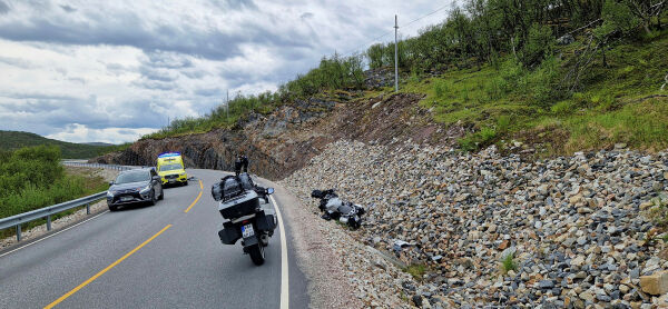 Motorsyklist hentet med redningshelikopter