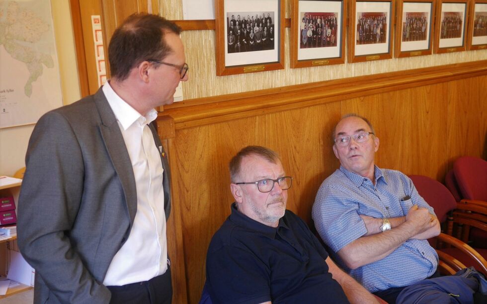 Onsdag kveld inviterer prosjektgruppa for ny svømmehall til åpent folkemøte på Turn. Her er gruppas leder, Arve Andersen (til høyre) og medlem Bengt Altmann i diskusjon med ordfører Jan Olsen i en pause under siste kommunestyremøte. Arkivfoto: Geir Johansen