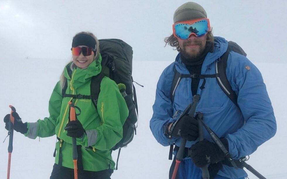 Etter en stormfull natt i telt på den skuterstengte løypa fra Jotka mot Molliš, har Guro Steffensen fra Karasjok og Ole Alver fra Vesterålen passert midten av det store vannet, Iešjávre.
 Foto: Stein Torger Svala