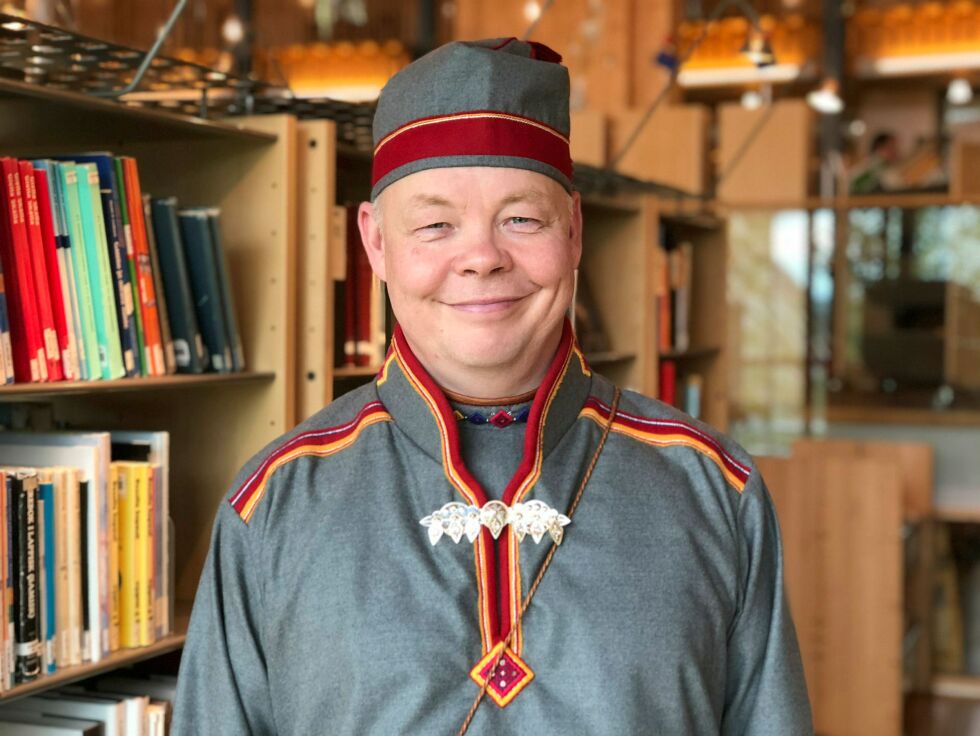Sametingsråd Henrik Olsen (NSR) har delt ut penger til samisk litteratur.
 Foto: Sametinget