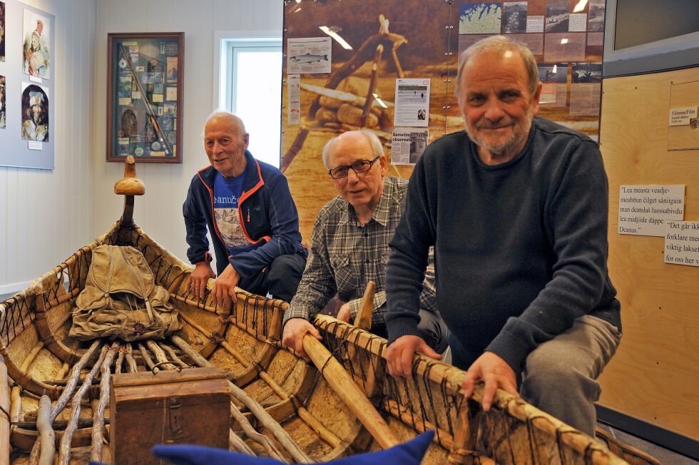 Andreas Njarga (fra venstre), Harald Gaski og Aage Solbakk mener det er på høy tid at man lager en film om stengselsfisket, en viktig del av den elvesamiske kulturen langs Tanavassdraget.
 Foto: Erik Brenli