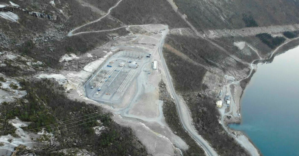 Dronefoto av den nybygde trafostasjonen ved Straumvatnet i Sørfold kommune i Nordland.
 Foto: Hålogaland lagmannsrett