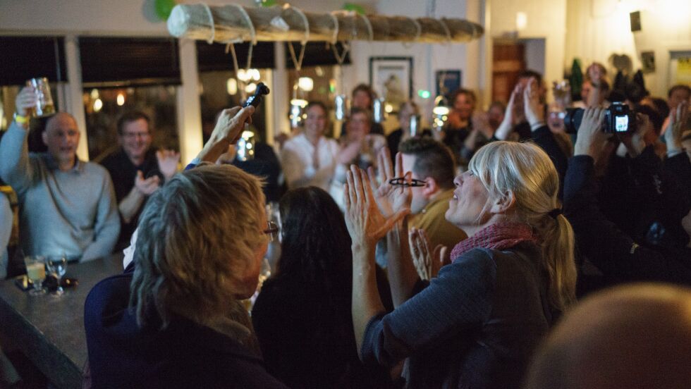 VILL JUBEL:  Det var vill jubel blant de fremmøtte på valgvaken til Nordkapp SP på Sjøgata pub, ettersom valgresultatene fra Nordkapp kommune kom på skjermen.
 Foto: Tor Emil Isaksen