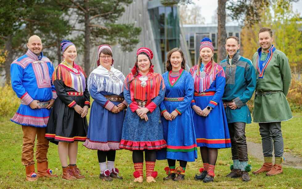 Sametingsrådet og de politiske rådgiverne. Politisk rådgiver Nils Ante Eira (Sp), politisk rådgiver Sandra Márjá West (NSR), sametingsråd Berit Marie P. E. Eira (Fsl), sametingspresident Silje Karine Muotka (NSR), sametingsråd Maja Kristine Jåma, politisk rådgiver Anne Henriette Nilut (NSR), sametingsråd Runar Myrnes Balto (NSR), sametingsråd Mikkel Eskil Mikkelsen(NSR).
 Foto: Ørjan Marakatt Bertelsen