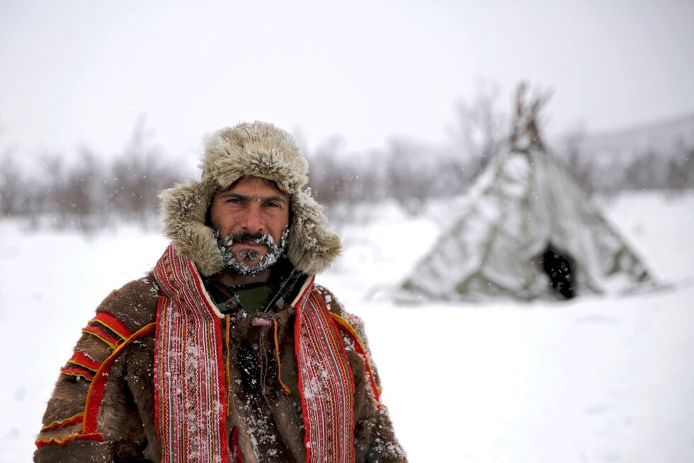 Den amerikanske overlevelsesinstruktøren og villmarksguiden, Hazen Audel, besøkte Finnmark i påsken 2015 for å lære mer om samefolkets arktiske livsstil. Her avbildet ved lavvoen hvor han tilbrakte de fleste nettene.
 Foto: National Geographic Channels/Stuart Trowell