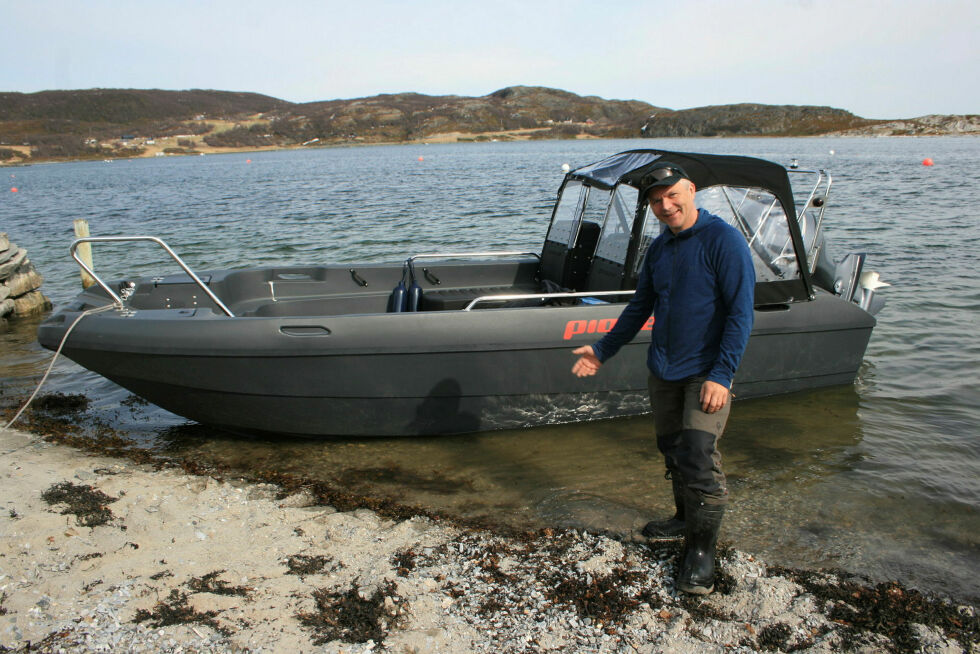 Frode viser båten like etter sjøsetting i Kolvik. Det er god plass om bord.
 Foto: Anthon Sivertsen