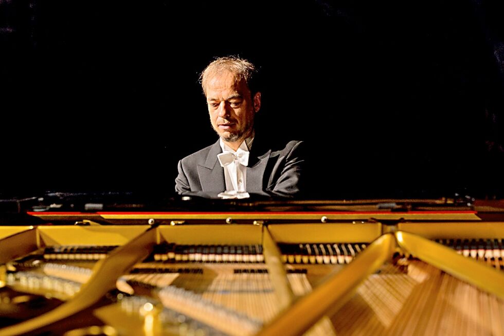 Pianist Jens Lühr ved kulturskolen i Porsanger, inviterer til en konsert hvor man kan ta en pause fra hverdagen.
 Foto: Christina Gjertsen