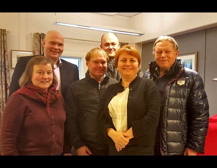 Møtedeltakere da kommunens folk møtte representanter for Solbrått: Fra venstre avdelingssykepleier ved Solbrått, Arnhild Kåven, leder i sektorstyre for helse og omsorg, Arnfinn Sjøenden, styremedlem Terje Stavnes, styrer Arnulf Sandvik, ordfører Aina Borch, styreleder Jens Nysæter.
 Foto: Pressefoto