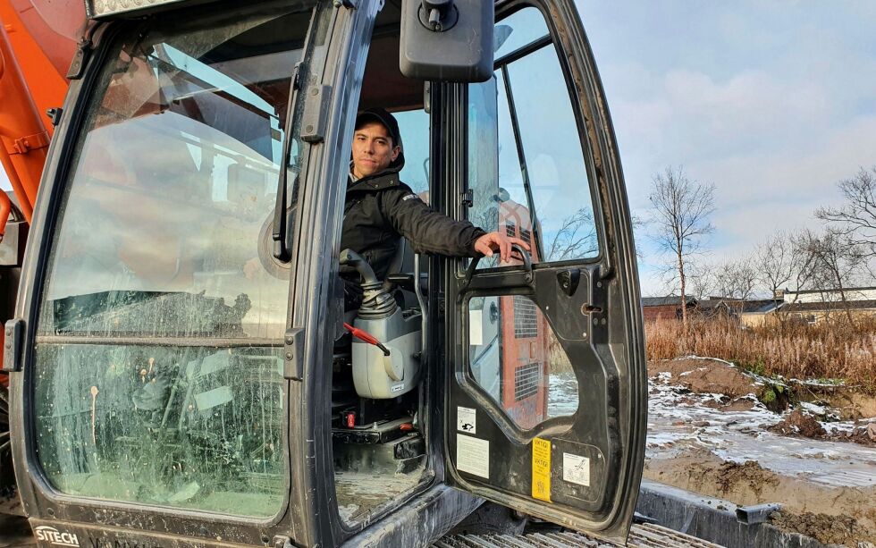 Coronasituasjonen gjør at nessebyværingen Fred Lassander nå sitter i en gravemaskin og ikke i en flycockpit.
FOTO: TORBJØRN ITTELIN