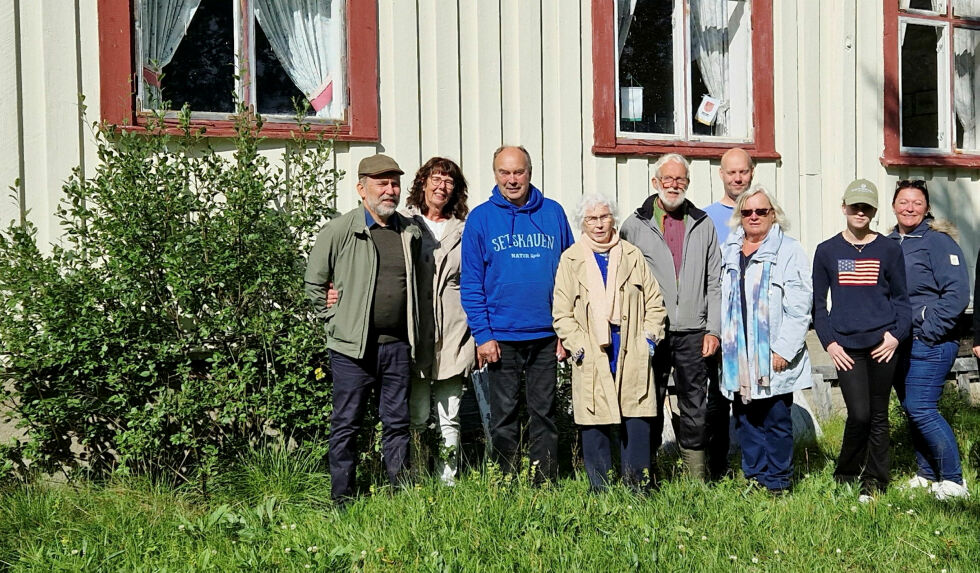 Noen av familiemedlemmene utenfor skolen. Fra venstre Trond Kåsereff, Tone Hilde Kåsereff, John Haugland, Marina Kåsereff, Hugo Nilsen, Jan Petter Haugland, Sissel Diana Gausel Peacock, Anne Mathea Hestsveen Haugland og Eline Hestsveen.
 Foto: Hill Haga