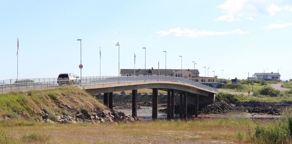 En ansatt ved miljøtjenesten så den tiltalte gå over øybrua i Vadsø med en knivlignende gjenstand i hånda. Vedkommendes observasjoner ble sentral i jakten på drapsmannen og letingen etter drapsvåpenet.
 Foto: Torbjørn Ittelin