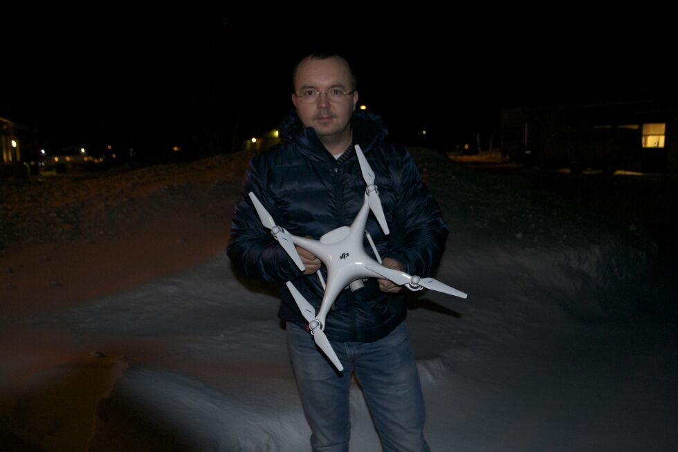– Jeg har jobbet med planene i stillhet siden i høst, men fant ut at 1. januar var en grei startdato, forteller Kim Kjølås Lavre i nystartede Nordlys Drone i Tana. Dronen han har investert i koster 11.-12.000 kroner pluss en del ekstra for oppgradering han har foretatt.
 Foto: Tom Hardy