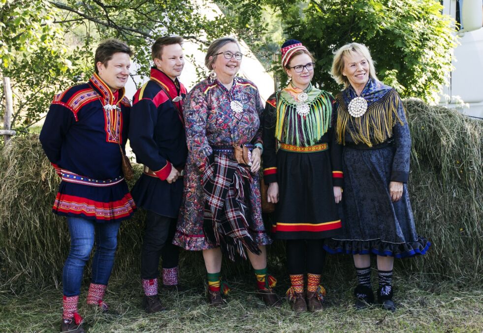 Det ble en vakker seanse da fra venstre musiker Niko Valkeapää, poet, musiker, skuespiller og aktivist Niillas Holmberg, styreleder Anne Dalheim i Lásságámmi, årets unge kunstner Ánná Káisá Partapuoli samt poet- og billedkunstnerveteran Synnøve Persen hedret den avdøde multikunstneren Nils-Aslak Valkeapää med egne verk.
Foto: June Helén Bjørnback
