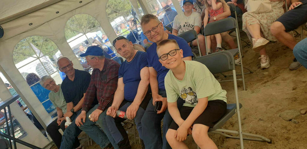 Fra venstre Lillian Malin, Stig Malin, Olav Skår, Ole Sabbasen, Gunnar Kjellmo og Eirik Malin. 
Følger med på skyting på storskjerm.
 Foto: Tom Eirik Malin
