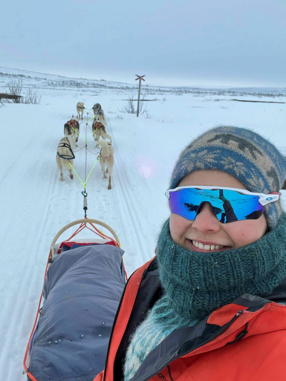 Janne Pusch på sleden mellom Bonakas i Tana og Adamsfjord i Lebesby. Hun skulle egentlig kjøre helt hjem til Børselv, men våren var kommet for langt. Allikevel ble det en flott tur på om lag 100 kilometer.
 Foto: Privat