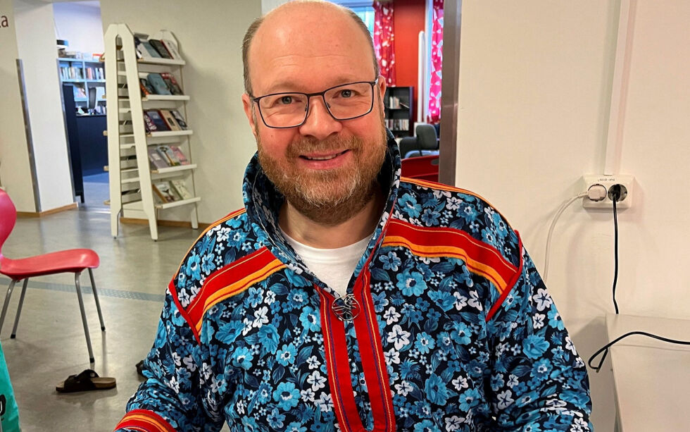 Kent-Eirik Gabriel Olsen har på seg en sommerkofte, som han selv har sydd, en flott, blomstrete mannekofte.
 Foto: Elin Wersland