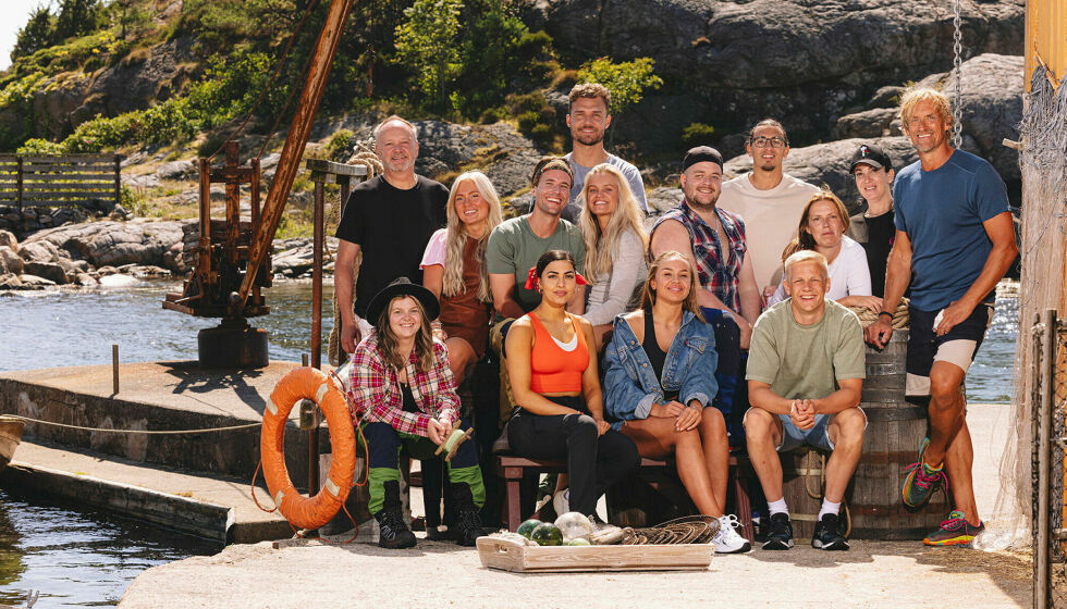 Foran fra venstre: Carla Maria Haringstad, Diana Rooz, Kornelia Kløv og Martin Hals Johannessen. Midten fra venstre: Björk Valnes Atladóttir, Anders Rydning, Erika Ellingsen, Bent Inge Høiland Rundevold, Charlotte Tigerstedt og Bård Kristiansen. Bak fra venstre: Per Georg Johansen, Sebastian Eide, Yassin El Barkani og Kathrine Jakobsen.
 Foto: Anton Soggiu/Strix Televisjon/