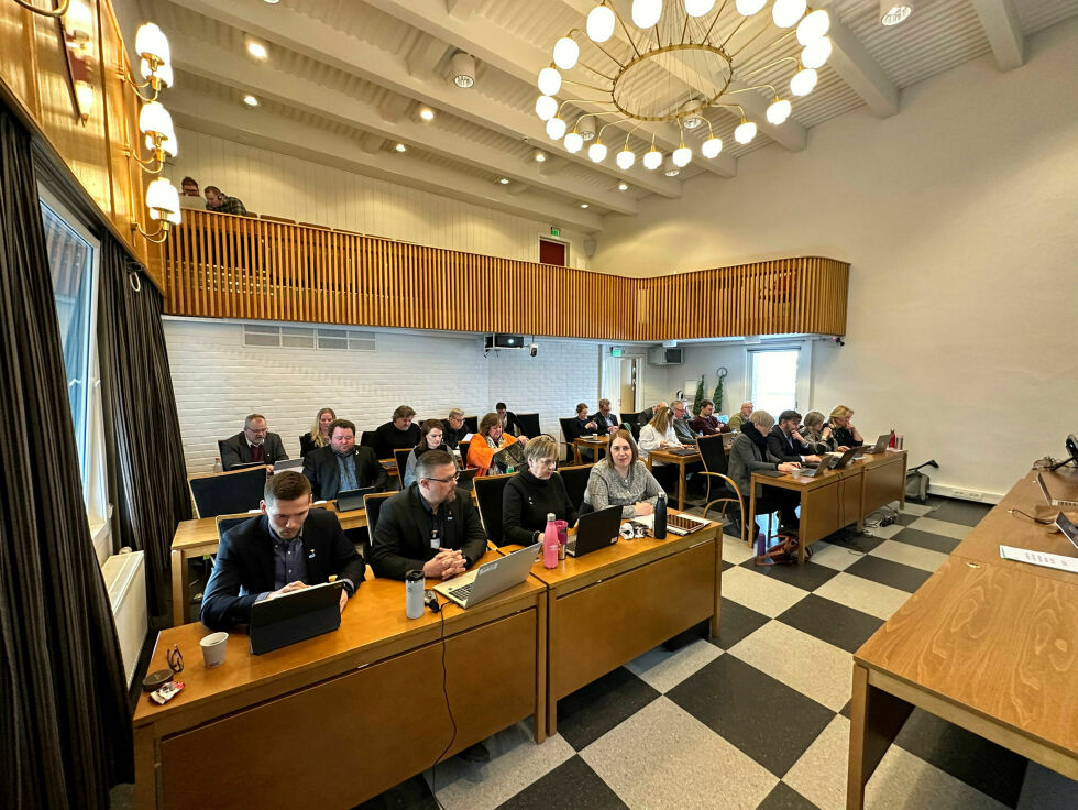 Kommunestyret er delt i avtalesaken, og Høyre, FrP og Sp samt SVs Harald Sunde sørga for flertall 14–11 under avstemminga.
 Foto: Hallgeir Henriksen
