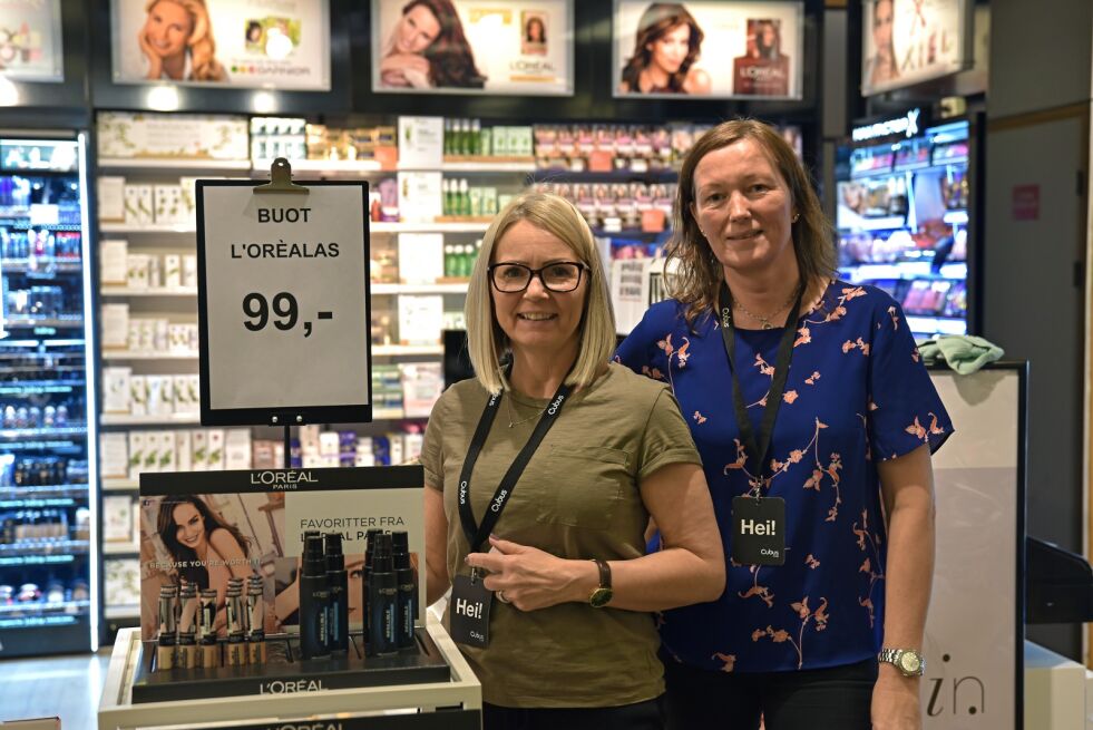 Cubus i Lakselv markerer samisk språkuke. På bildet: Liss Heidi Halonen og Mona Salamonsen.
 Foto: Kristin A. Humstad