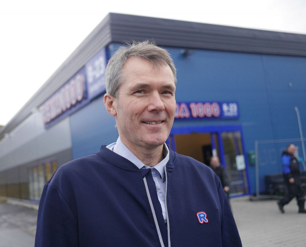 Daglig leder for Rema 1000 i Honningsvåg, Idar Jensen, sier at man hele tiden vurderer tiltak for å minske smittefare for de butikkansatte. Det kan blant annet bli aktuelt å la de ansatte arbeide i to adskilte skift, hvor de ikke er kontakt med hverandre. FOTO: GEIR JOHANSEN