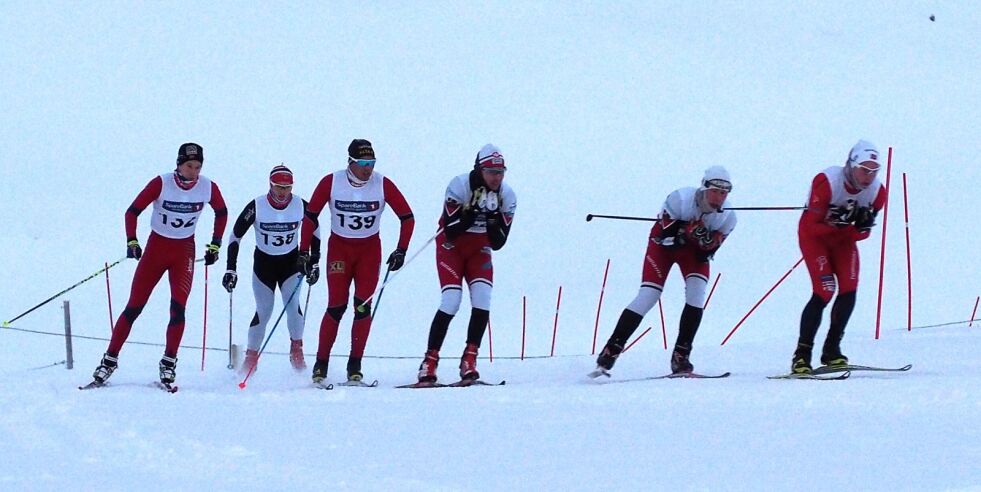 Det var tett, i alle fall i starten, da seniorene gikk fellesstarten søndag.
 Foto: Charles Petterson