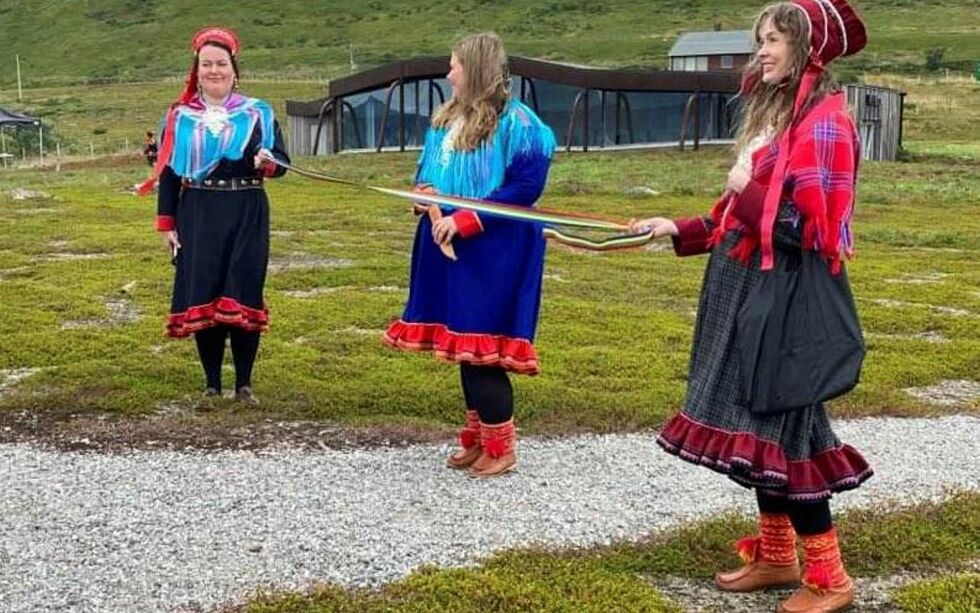 Sametingsråd Silje Karine Muotka (fra venstre), Nessebys varaordfører Hanne Iversen Neste, og museumsleder Ingvild Marie Bjørnå Pettersen hadde æren av å foreta snorklippinga under åpningsseansen.
BEGGE FOTO: PRIVAT