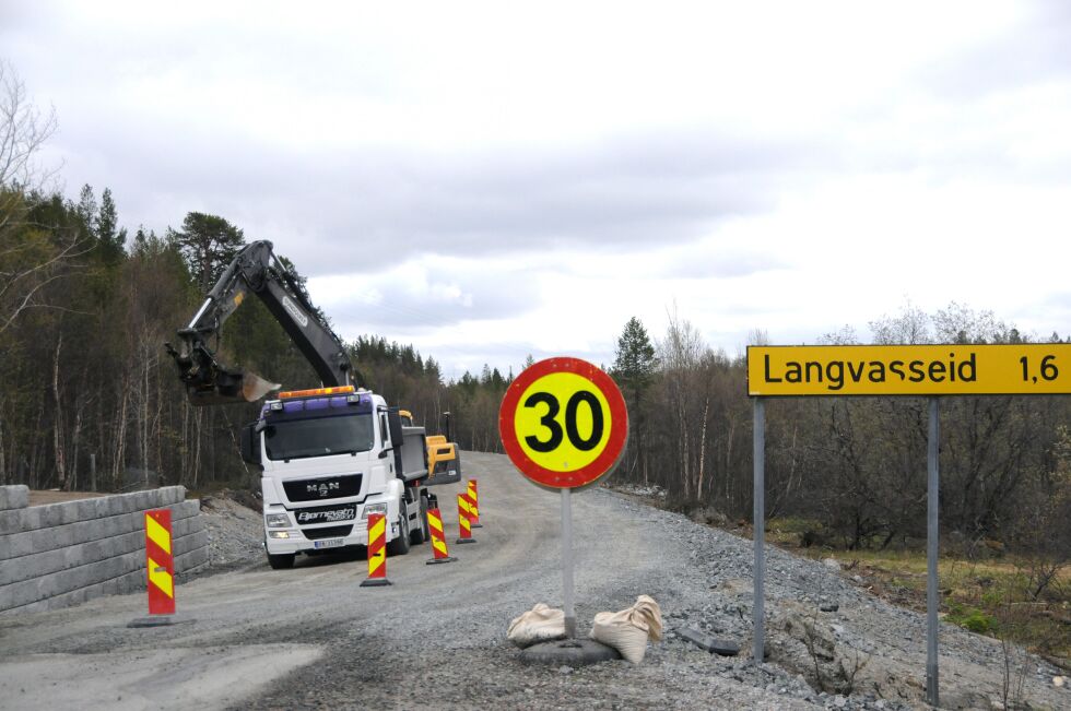 Å ruste opp fylkesveien til Nyrud vil koste én milliard om jobben skal gjøres skikkelig. Her jobbes det med grøfting i Langvasseid-krysset.
 Foto: Hallgeir Henriksen