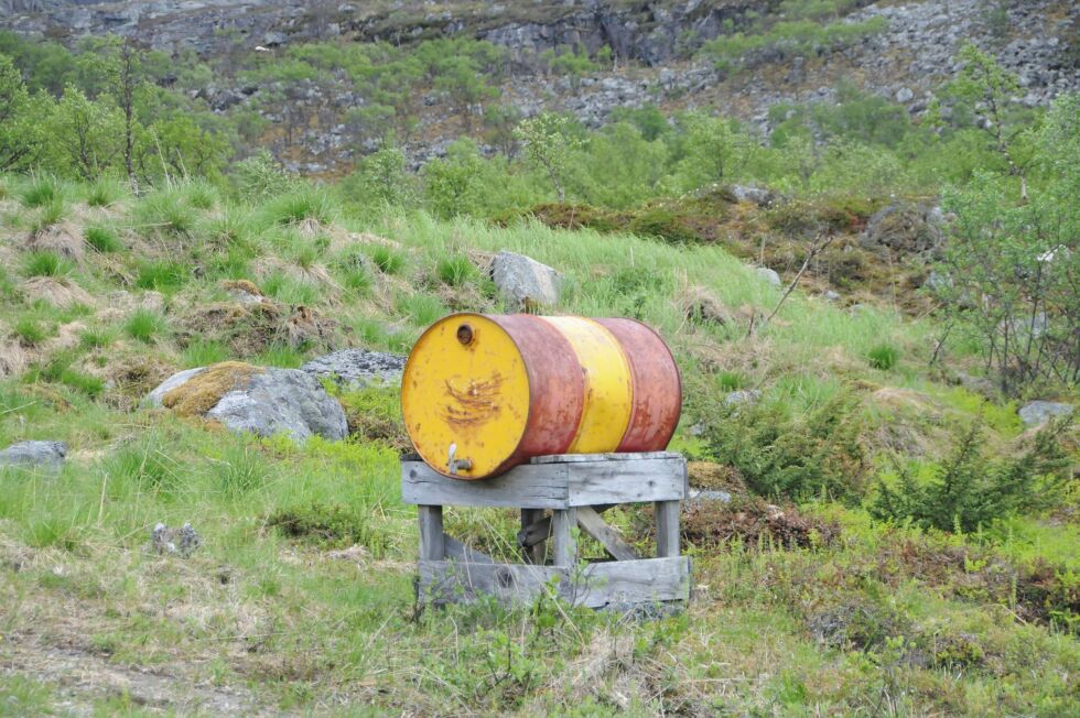 Stadig færre fyrer med parafin, og i så måte er dette parafinfatet et sjeldent syn, der den står i veikanten i Vágge. Begge foto: Hallgeir Henriksen