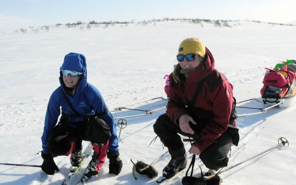 Gina Didriksen og Kristin Hornset har tid til en liten passiar underveis fra sitt hemmelige sted inne på Finnmarksvidda.
 Foto: Stein Torger Svala