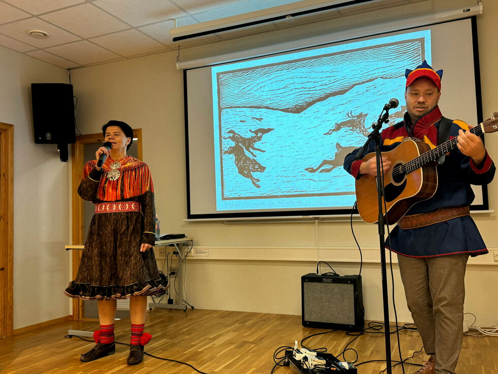 Má­ret Rávná Anti og Markus Håll­din Ma­tell under språkseminaret i Sør-Varanger.
 Foto: Birgitte Wisur Olsen
