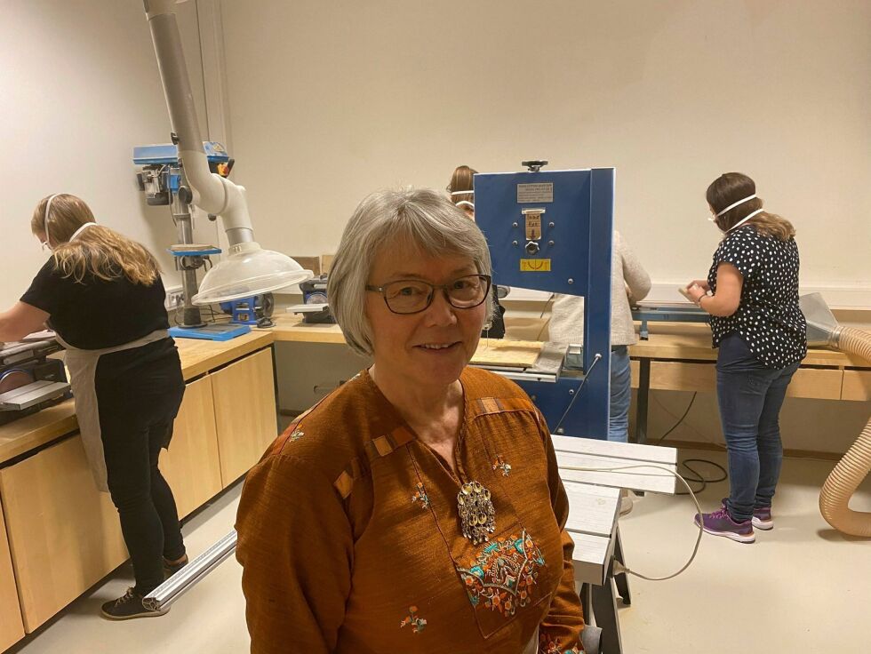 Berit Alette Mienna i Sør-Varanger kulturskole er glad for at skoler flere sider i landet tar etter arbeidet med duodji i sørvarangerskolene.
 Foto: Hallgeir Henriksen