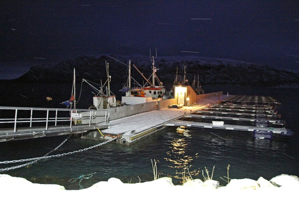 I dag har Smørfjord en flytemolo. Fiskerne har signalisert at de ønsker en bedre løsning og at de også har et behov for mer landareal ved fiskebruket.
 Foto: Lars B Persen (arkiv)