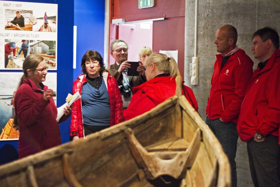 Omvisning inne på De Samiske Samlinger.
 Foto: June Helén Bjørnback