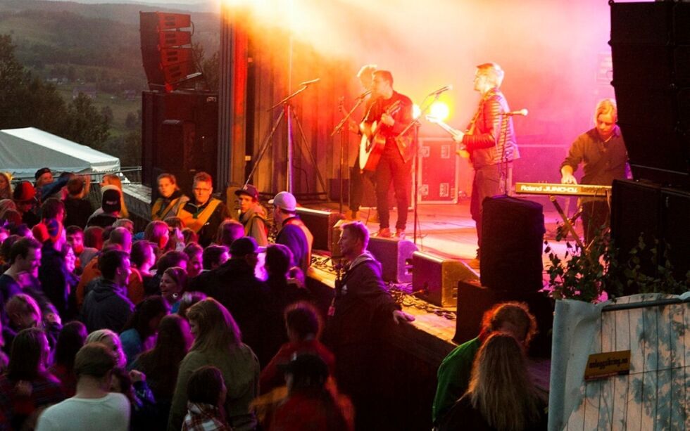 Fest­ban­det Fel­gen Orkester skal til Kå­fjord i som­mer. Her på Már­ko­mean­nu.
 Foto: Raisa Porsanger