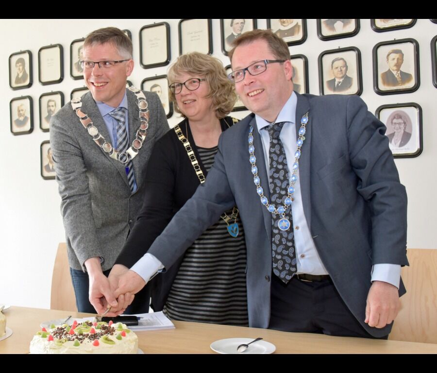 Ordførerne Anders Lindstrøm (Ap) fra Verran, Tone Våg (Ap) fra Snåsa og Bjørn Arild Gram (Sp) fra Steinkjer feirer intensjonsavtale som bereder grunnen for ny stor nordtrøndersk kommune.
 Foto: Steinkjer kommune