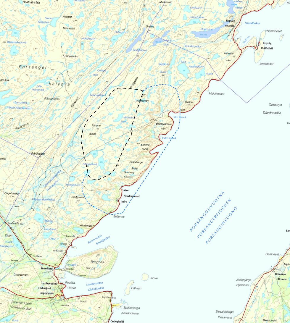 Et kartutsnitt av forslag til plangrense. Den sorte stiplede linjen viser avgrensingen for vindkraftanlegg. Plangrense for atkomstvei er vist med blå, stiplet linje. Anlegget planlegges i sommer- og høstbeiteområdet til Skuohtanjárga siida i reinbeitedistrikt 16.
 Foto: Faksimile
