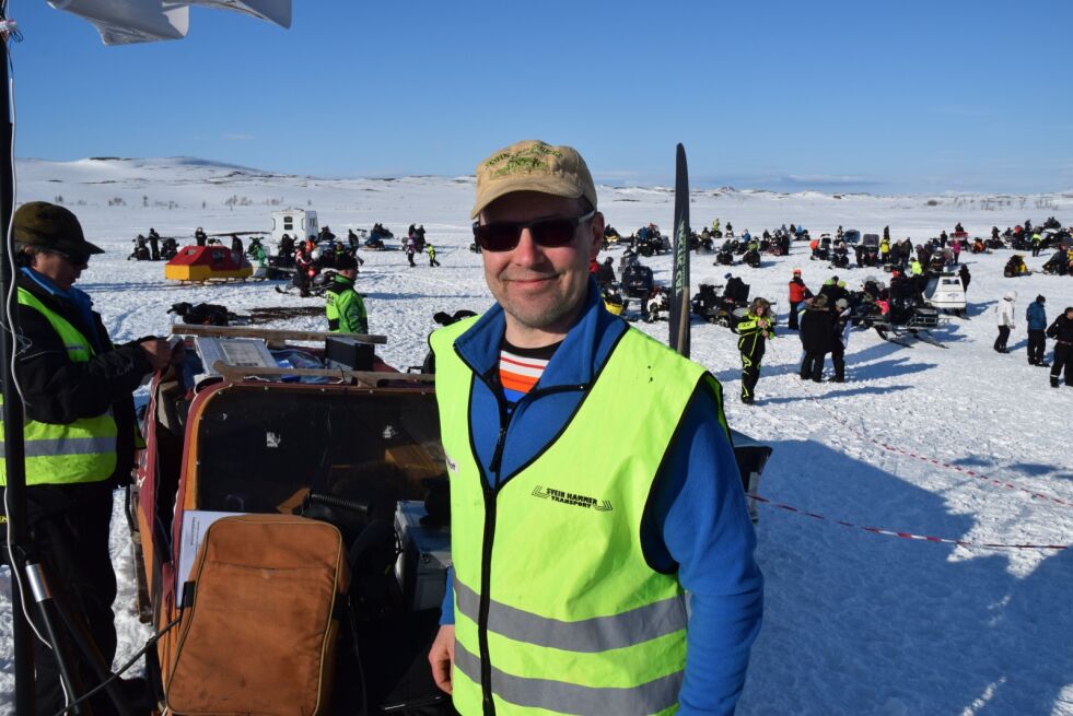 – Vi har hatt 6-700 mennesker på isen på det meste, og med lovende værmelding håper vi på godt oppmøte i år også, sier Tormod Nilsen i Holmesund og Gardak bygdelag.
 Foto: Tom Hardy