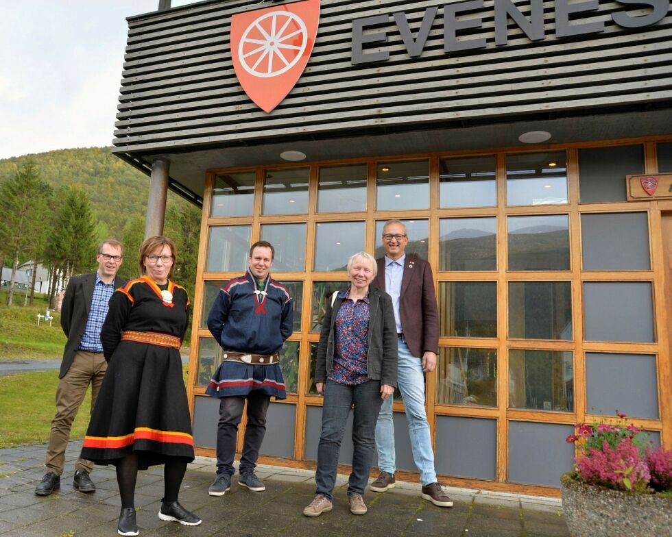 Fra venstre rådmann Bjørn Tore Sørensen, Ann Mari Thomassen fra Várdobaiki, Eirik Larsen fra Sametinget og IBSS, Kjersti Myrnes Balto fra Várdobaiki og ordfører Terje Bartholsen. Foto: Steinar Solaas