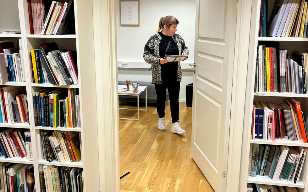 Det eksisterer i dag 15 kunstsentre, fra Sámi Dáiddaguovddáš (SDG) i nord til Agder kunstsenter i sør. På bildet ser du direktør ved SDG, Marija Griniuk. Bildet er tatt i en annen anledning, det vil si i forbindelse med et dykk i deres arkiver.
Foto: Illustrasjonsfoto: Elin M. Wer