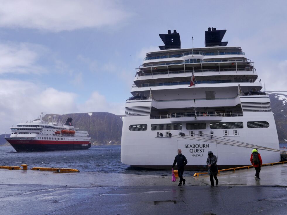 Hurtigruteskipene blir nærmest for «småbåter» å regne; sammenliknet med de stadig større cruiseskipene som anløper Honningsvåg om sommeren. Skipet «Seabourn Quest»; som her ligger til kai, er blant de mindre skipene; med sine vel 32.000 bruttotonn, med en lengde på 198 meter. Det største skipet som anløper Honningsvåg denne sommeren er 316 meter langt.
 Foto: Geir Johansen