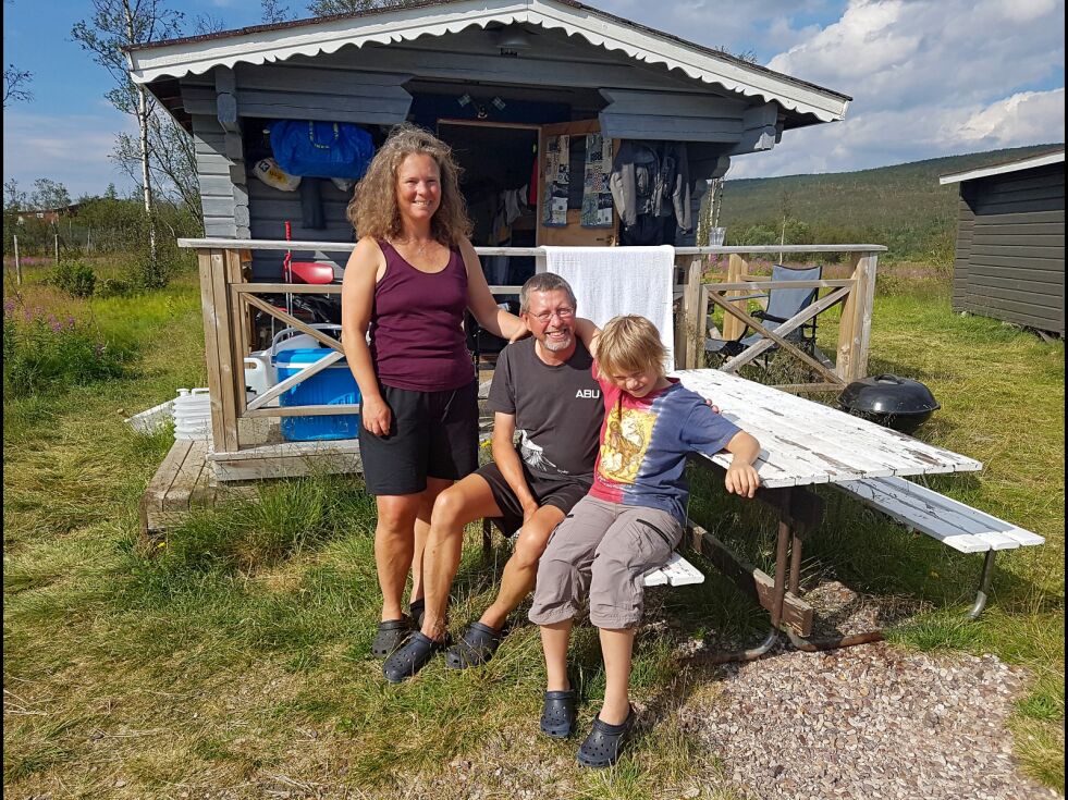 – Vi er fem uker i Tana hver sommer, bedre ferie får vi ikke. Men, i år har vi svømt mer enn vi har fisket, forteller fra venstre; Pia Persson Holmberg, mannen Johan Persson og sønnen Vincent Persson.
 Foto: Tom Hardy