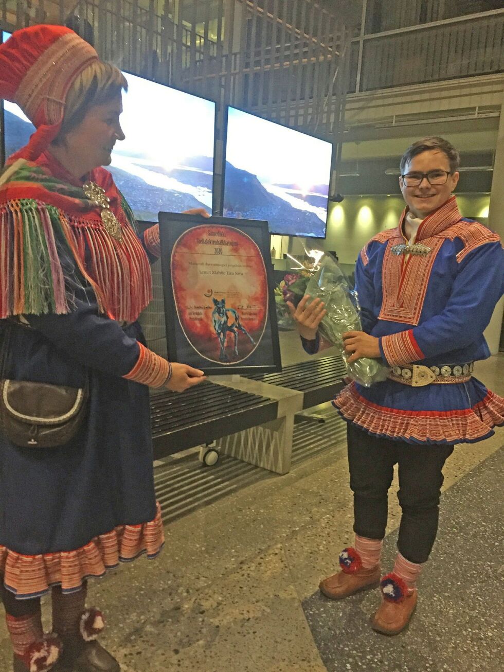 Sametingspresident Aili Keskitalo overrekker prisen til Lemet Máhtte Eira Sara. Foto: Sametinget
 Foto: Sametinget