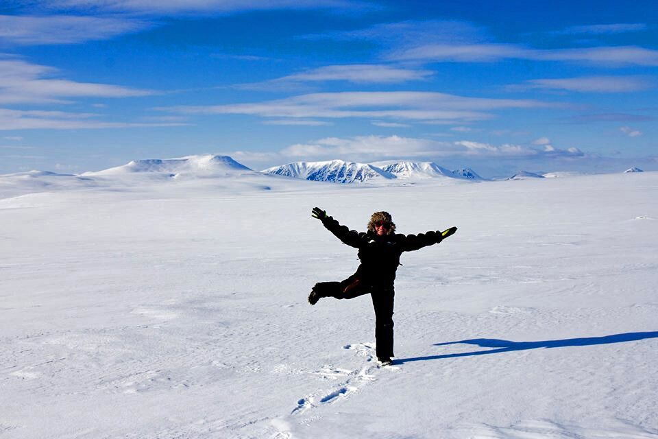 Linda Beate Hansen på vårflytting. I bakgrunn kan man se Karasjoks høyeste fjell, Vuorji.
 Foto: June Helén Bjørnback