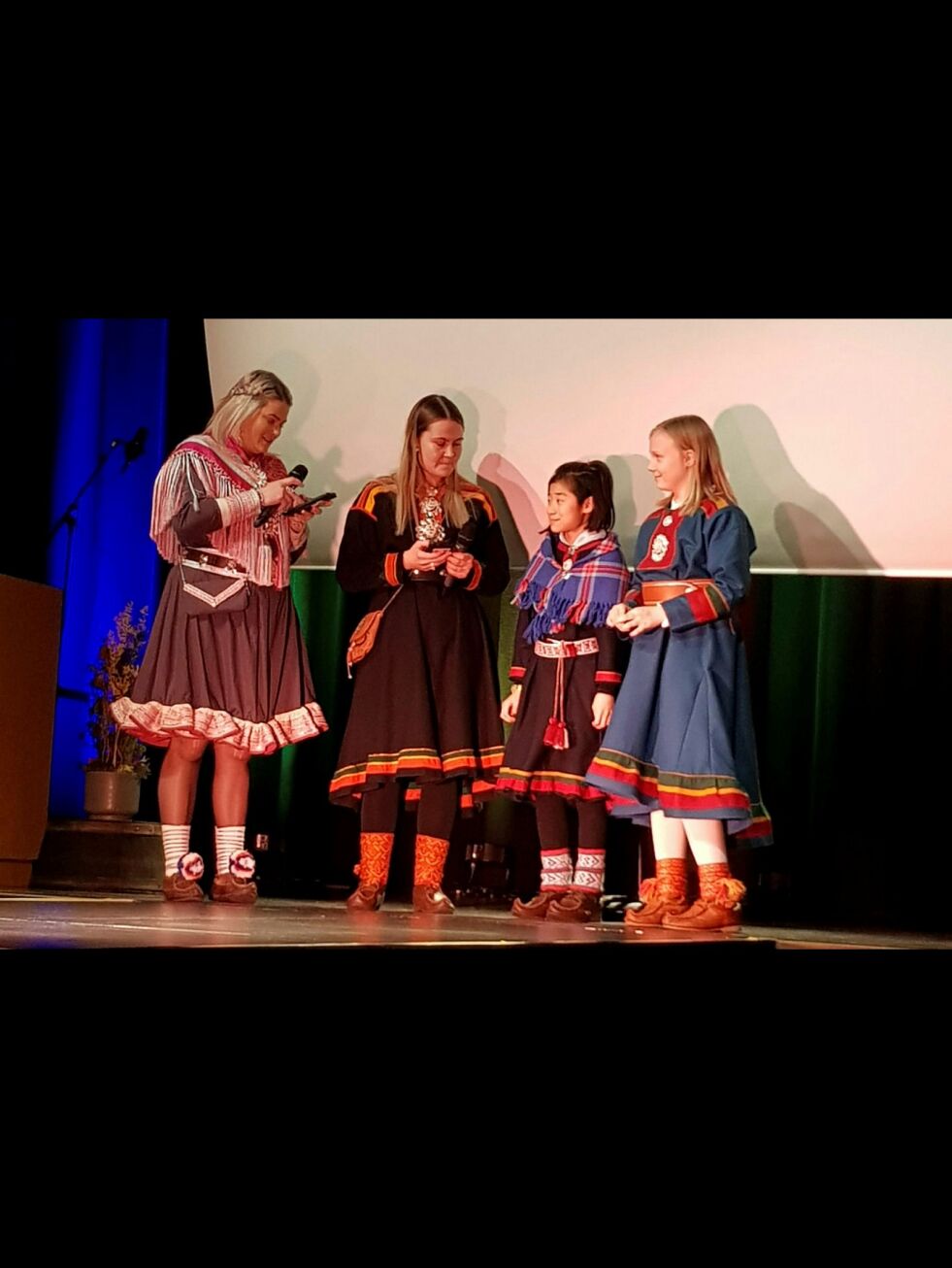 Vårin Johansen Alnes og Maja Sildnes Olsen, fikk vist frem finstasen under Gáktiwalk som var sist på programmet. Siri Margrethe Bongo og Elise Tverland Sotkajervi presenterte koftene og hvem som var syersker. FOTO: KIRSTI JERIJERVI
