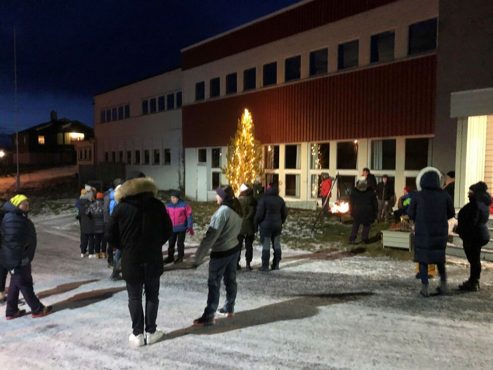 Rundt 35 personer på Bugøynes  trossa litt sur vind, og møtte opp for å markere første søndag i advent. Mange av dem var i sin oppvekst ikke vant med juletrær, men møtte opp for å se på at julefurua ble lyssatt. Foto: Ivar W. Kaski
