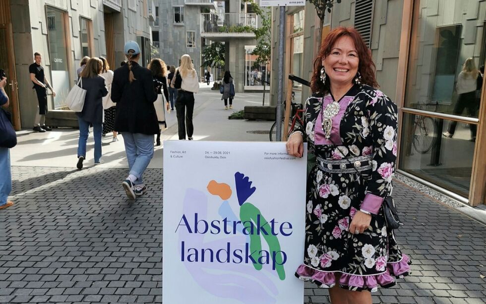 Endelig kom Lill-Eli Jørgensen-Dahl seg til Oslo Runway/Oslo Fushion, etter at hun for halvannet år siden ble valgt ut under en motevisning på Alta sámi festival. Smykkeutstillingen heter «Abstrakte landskap». Foto: Privat.