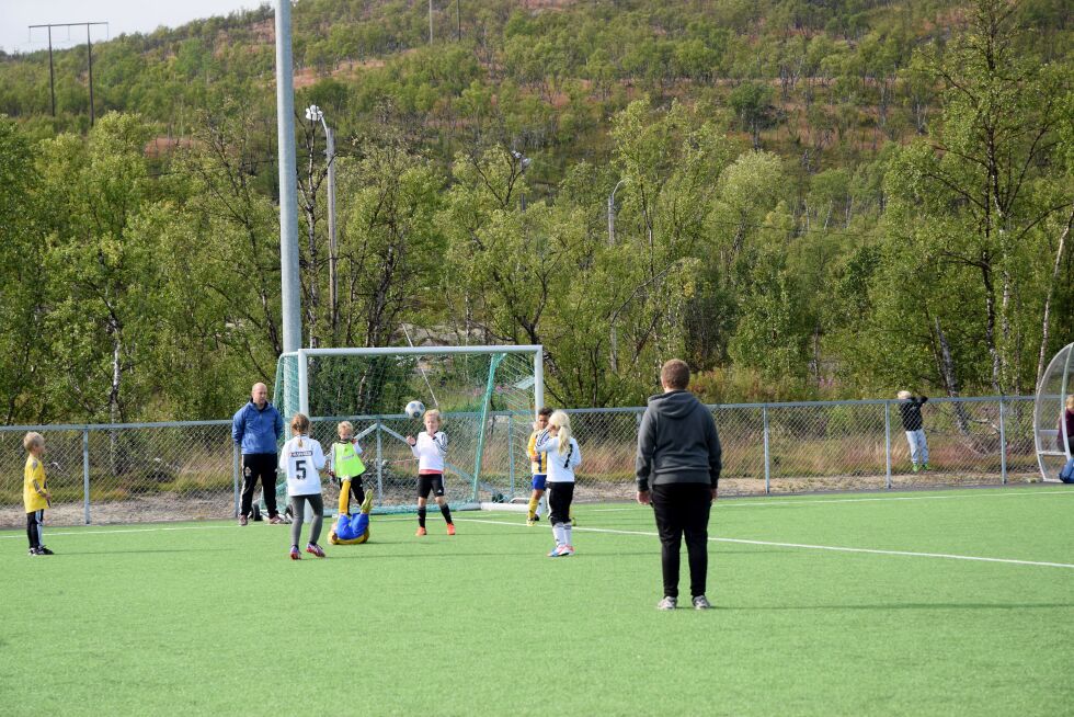 Arkivbildet er fra 2015  der Hesseng og Bjørnevatn målte krefter på en flott fotballbane i Tana. Nå blir det flere kroner som kommer idretten Finnmark til gode, 33.931.000 kroner skal fordeles til anlegg for idrett og fysisk aktivitet i 2019.
 Foto: Hilde Porsanger