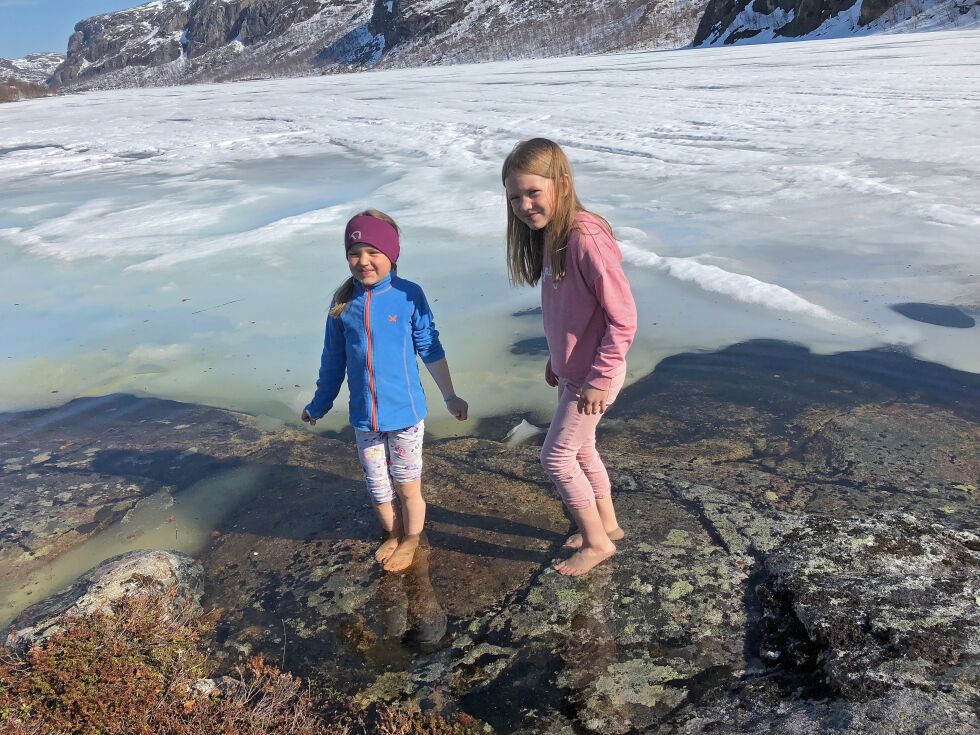 Søstrene Ingrid (til venstre) og Ida Greiner Green syntes at det var mer interessant å plaske med føttene i det iskalde vannet på Jarfjordfjellet enn å pilke på isen.
 Foto: Hallgeir Henriksen