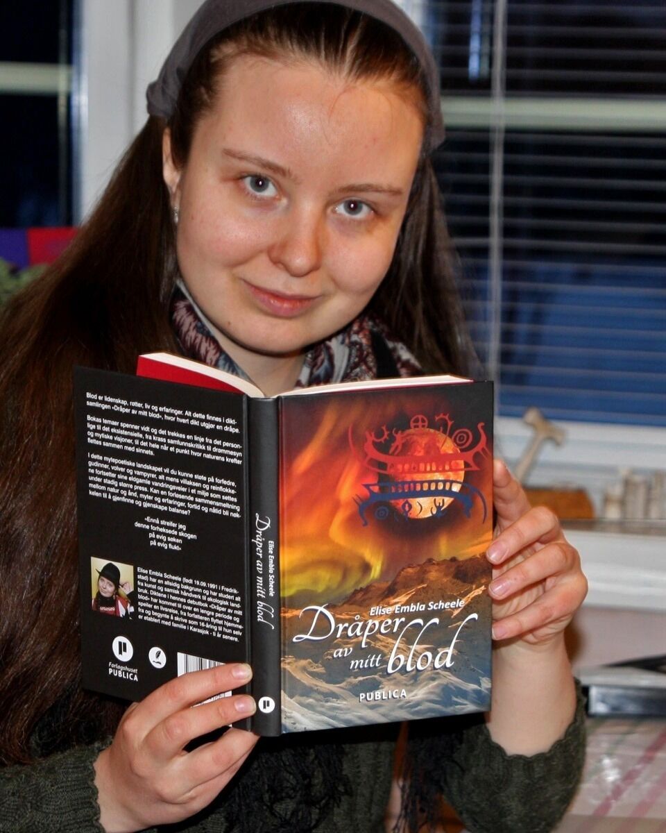 Elise Embla Scheele leser dikt fra sin debutbok «Dråper av mitt blod» i Alta. Diktene har kommet til over en lengre periode og speiler en livsreise.
Foto: Privat