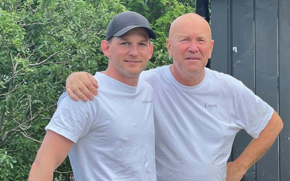 Steffen Sanna Andersen (til venstre) skal sørge for fiskeretter av høy kvalitet ved Daniels hus lørdag 30. juli. Her sammen med sin onkel Espen Sanna.
 Foto: Privat